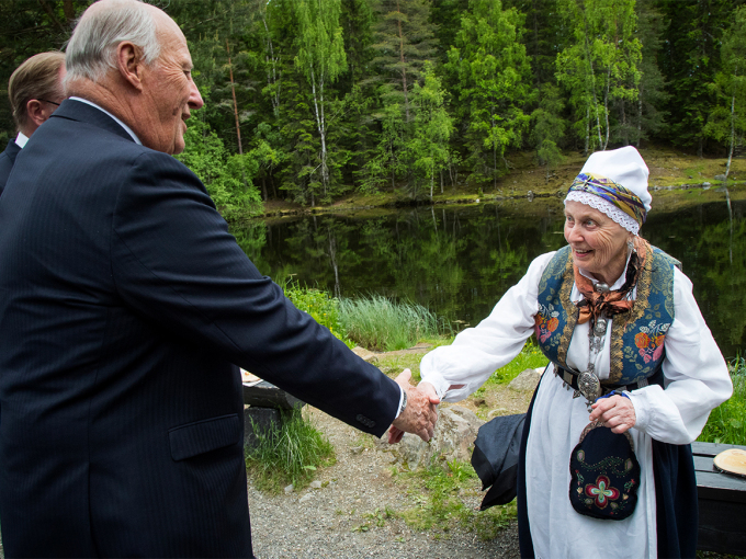 Kongen hilser på en av gjestene sine, Marie Storødegård (83) fra Heidal. Foto: Heiko Junge, NTB scanpix.